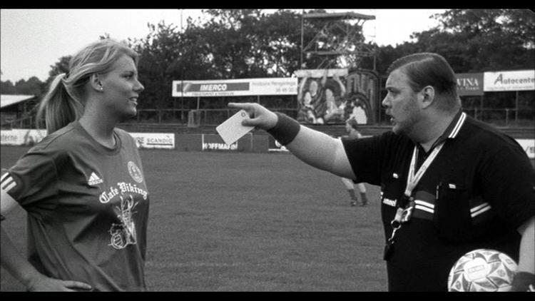 Nicolas Bro spillede fodbolddommer i filmen 'Voksne Mennesker' fra 2005. Nu fredag bliver det virkelighed for ham. Foto fra filmen. 