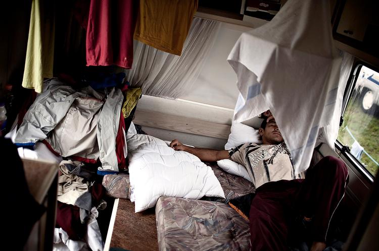 En flok brydere fra Venezuela dukkede op i Herning uden at være tilmeldt VM. De bor nu tæt sammen i campingvogne på messecentrets grund. Foto: Joachim Adrian 