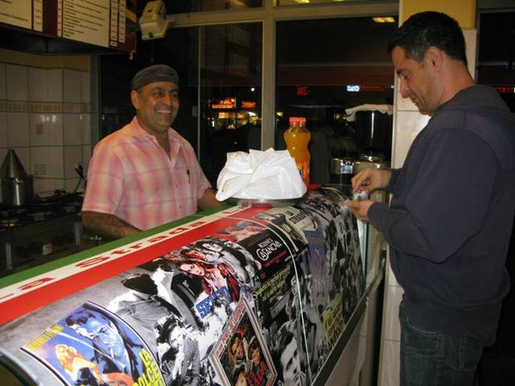 Ramon Montarzi serverer fastfood og kommer med skarpe udfald mod de tyske politikere. 