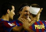 Zlatan Ibrahimovic fejrer her sin scoring med Sergi Busquets (tv.) og Gerard Pique. Siden måtte svenskeren skadet lade sig udskifte. 
