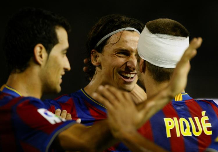 Zlatan Ibrahimovic fejrer her sin scoring med Sergi Busquets (tv.) og Gerard Pique. Siden måtte svenskeren skadet lade sig udskifte. 
