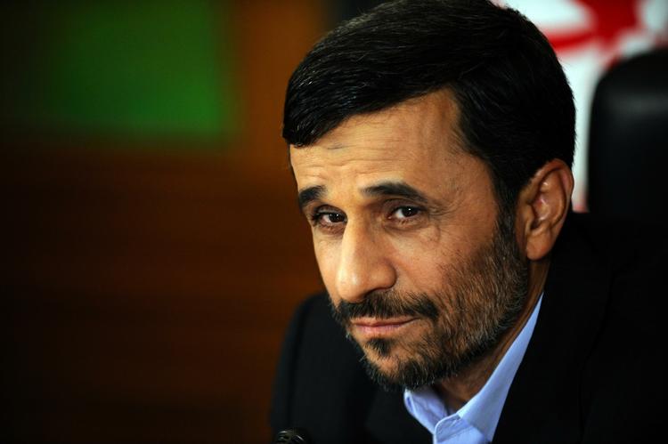 Mahmoud Ahmadinejad forsøger at 'bytte' en spionanklaget franskmand med iranere, der sidder fængslet i Frankrig. 