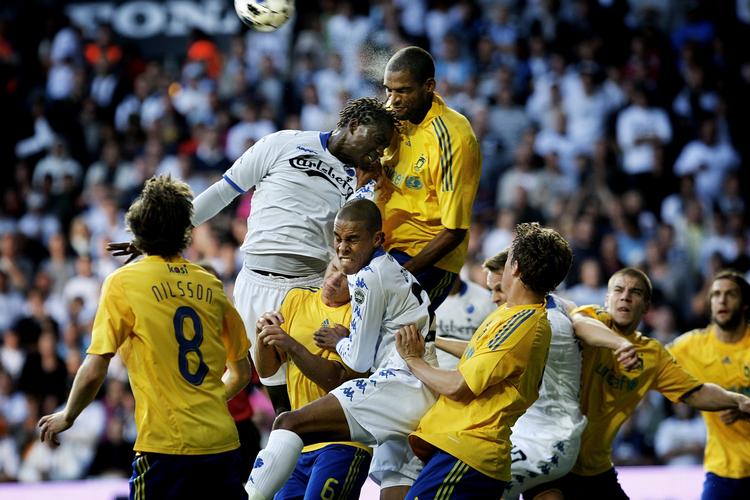 FC Københavns og Brøndbys spillere i aktion i et af de mange lokalopgør i hovedstaden, hvor FCK tilsyneladende har bedst styr på økonomien. Arkivfoto. 