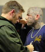 En tysk tilhænger af NPD bliver tjekket af politiet inden et partimøde i  Hamburg. Arkivfoto 