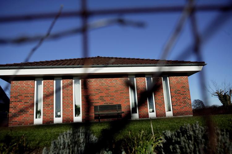 Radon kan sive ind i boligen gennem små sprækker i for eksempel fundamentet. 