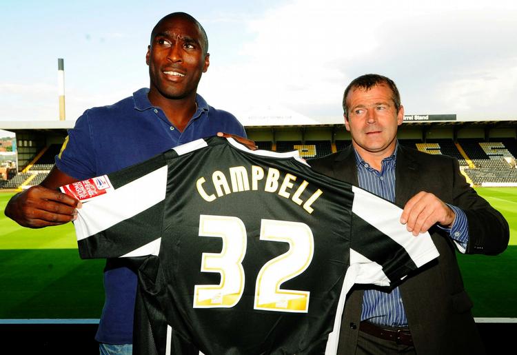 Sol Campbell (til venstre) nåede kun en kamp for Notts County. Det var i lørdags, hvor den ambitiøse klub, der i øvrigt er verdens ældste, tabte med 2-1 på udebane til Morecambe. Arkivfoto. 