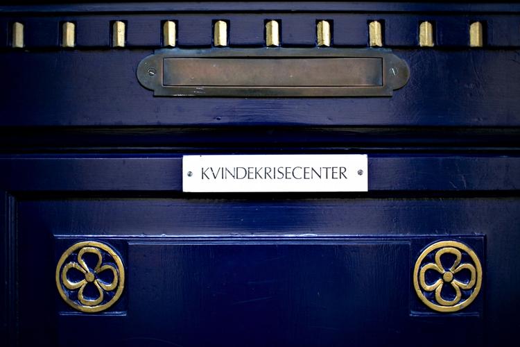 Landsorganisationen for kvindekrisecentre er skeptiske over for et nyt projekt, der skal beskytte drabstruede og voldsramte kvinder. 