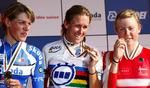 Mens verdensmesteren Kristin Armstrong er forvænt med placeringen i midten, så er Linda Villumsen (th.) mindst lige så glad som den italienske sølvvinder Naomi Cantele (tv.). 