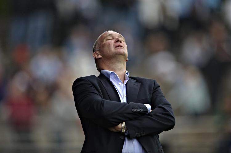 Han lignede en bekynret mand undervejs i opgøret mellem Randers og Brøndby, men alligevel siger John Faxe, at han sover godt om natten. 