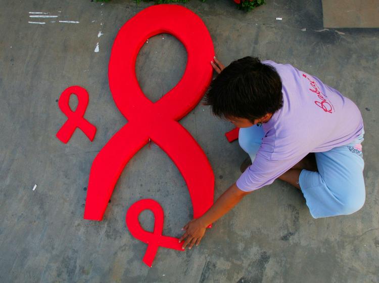 En hiv-ramt, fillippinsk mor laver symbolet for aids i en manifestation for kampen mod den frygtede sygdom. Nu er der grund til optimisme. 