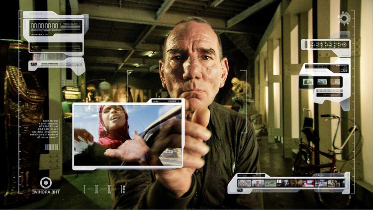 Som en spejlvendt, digital bogholder over en svunden tid forsøger Pete Postlethwaite i sit tårns arkiver i år 2055 at finde ud af, hvorfor vi lod os selv slå ihjel af klimakatastrofen, »når vi nu kunne have reddet os selv dengang«. Svarene sender den britiske karakterskuespiller ud i rummet, hvor nogen måske kan lære af dem. For i fremtidsvisionen i 'The Age of Stupid' er menneskene døde. Foto: Spanner Films