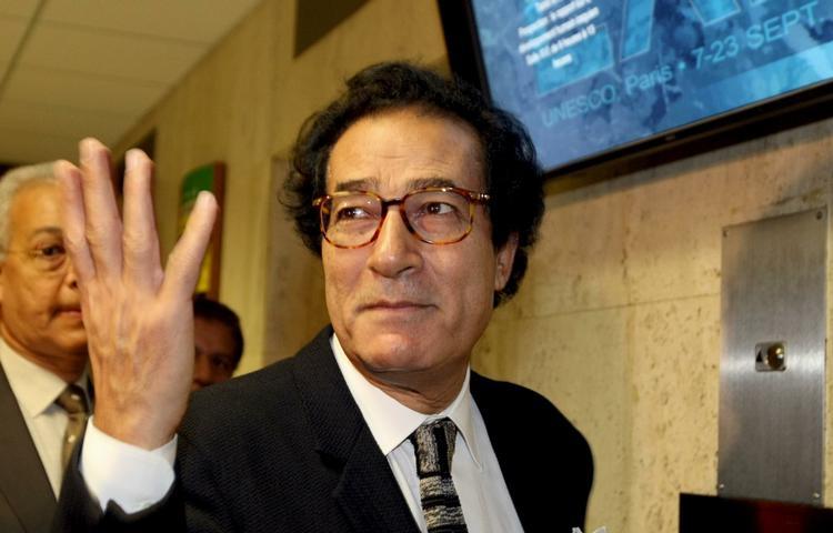 Den egyptiske kulturministers åbenmundethed har kostet ham muligheden for topposten i Unesco. 