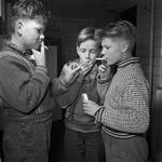 Rygningens status har ændret sig en del siden disse drenge tog sig en smøgpause i frikvarteret. Hvordan er det på dit barns skole eller institution. Er rygningen helt forvist eller er der stadig rygerum? 