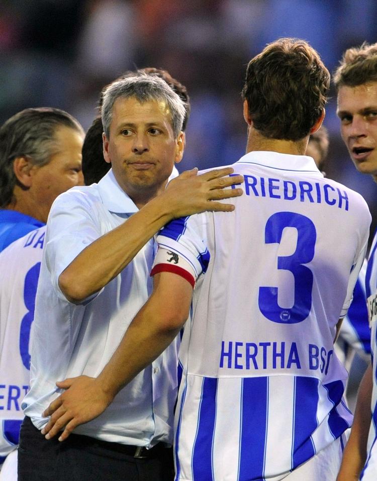 Lucien Favre (til venstre) klapper sin anfører på skuldren efter sejren over Brøndby 27. august. Siden har Hetha ikke vundet en kamp. Arkivfoto. 