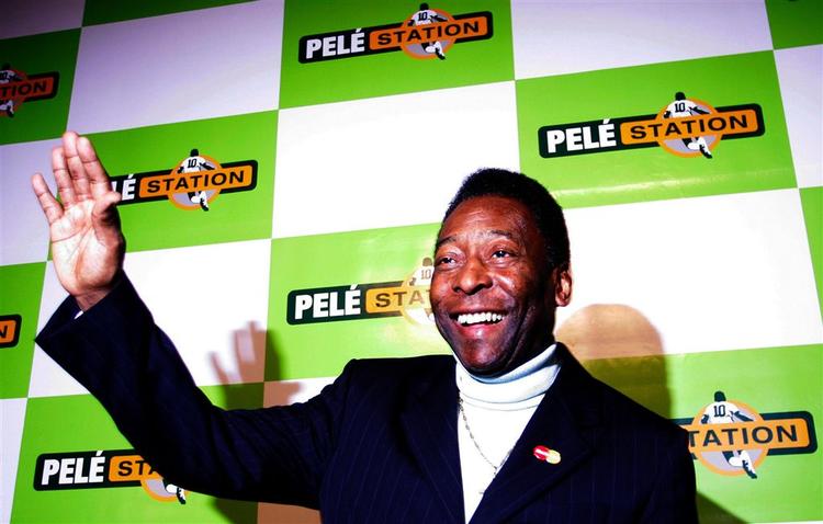 Pelé skal træne 50-70 danske drenge og piger i forbindelse med sit besøg i København. Arkivfoto. 