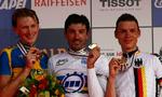 Fabian Cancellara viser i midten sin guldmedalje frem omringet af den svenske sølvvinder Gustav Larsson (tv)  og Tysklands Tony Martin, der kom på tredjepladsen i enkeltstarten. 