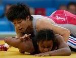 Japanske Saori Yoshida er suveræn i sin vægtklasse. Her er hun på vej mod OL-guld i 2004, hvor hun sejrer mod Anna Gomis fra Frankrig i semifinalen. Arkivfoto. 