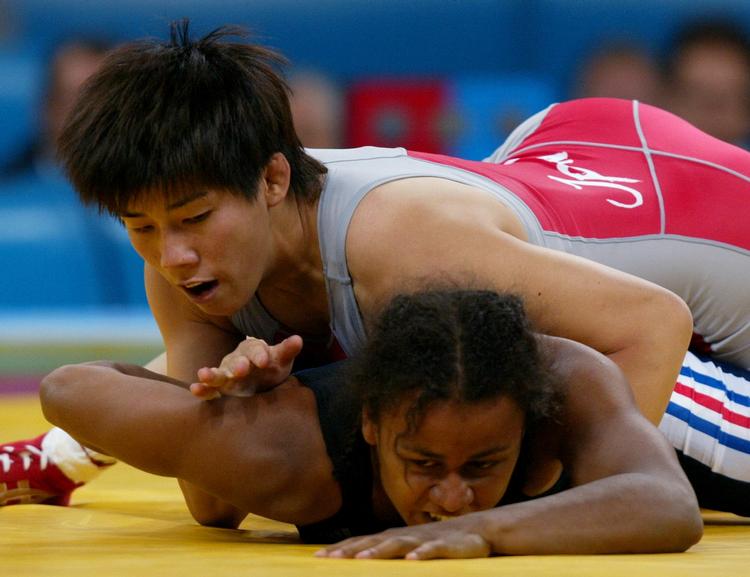 Japanske Saori Yoshida er suveræn i sin vægtklasse. Her er hun på vej mod OL-guld i 2004, hvor hun sejrer mod Anna Gomis fra Frankrig i semifinalen. Arkivfoto. 