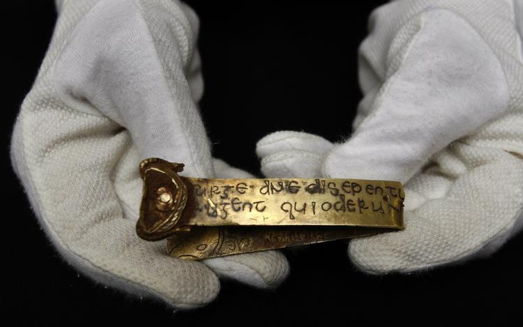 Et af de mest interessante fund, ifølge arkæologerne. Inskriptionen er latin fra det gamle testamente. 