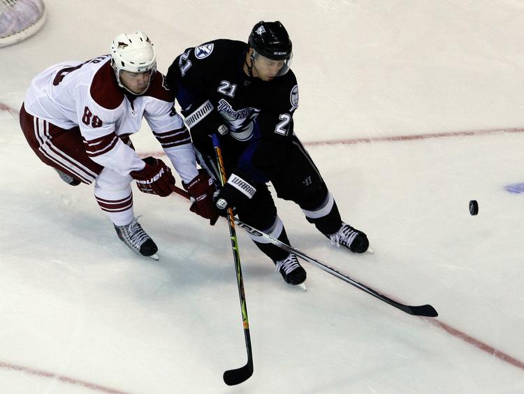 Den danske ishockeyspiller Mikkel Bødker (tv.) får snart ny træner. Arkivfoto. 