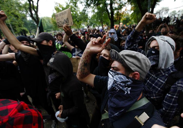 1.000 demonstranter er på gaden i Pittsburgh i USA og marcherer i retning af det sted i byen, hvor G20-topmødet finder sted. 