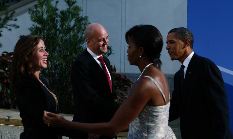 Fredrik Reinfeldt hilser venligt på Barack Obama. Til gengæld var han hård i tonen over for bankerne. De to herrer er flankeret af hustruerne Filippa og Michelle. 