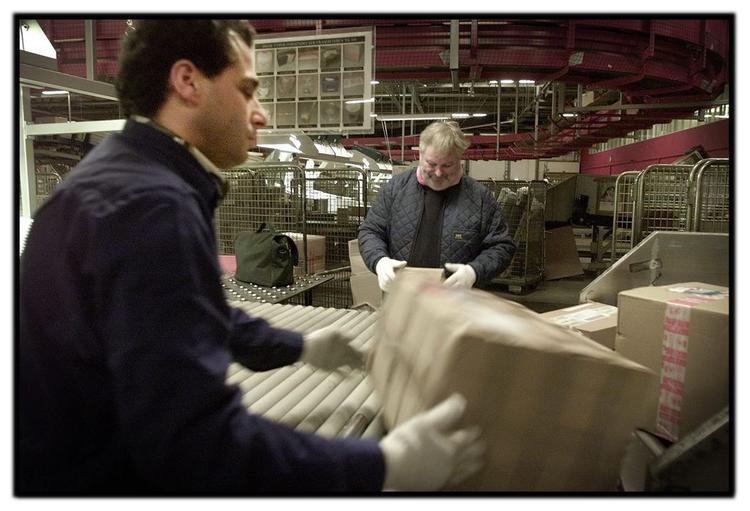 Pakkerne bliver fotograferet, så man bagefter bedre kan rekonstruere udseendet, hvis en kunde klager over, at den ikke er kommet frem. 