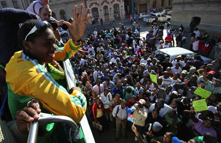 Masser af fans var mødt op for at hylde løbeidolet i Johannesburg. 