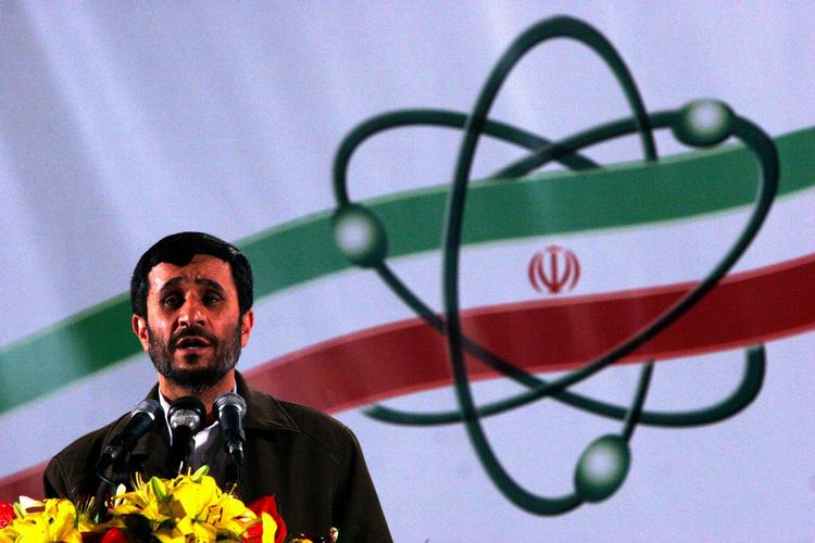 Vesten mistænker Irans præsident Mahmoud Ahmadinejad for at udvikle atomvåben i ly af et civilt atomprogram. 