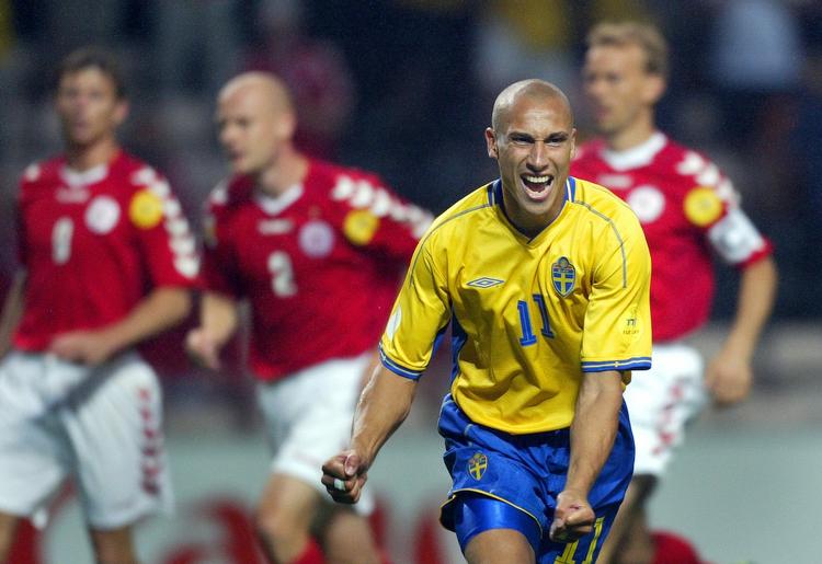 Larsson scorede på straffespark mod Danmark ved EM i Portugal i 2004. Arkivfoto. 