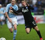 Sønderjyskes Sølvi Ottesen (tv.) kan se frem til en rækkke dueller med Cesar Santin fra FCK, når de to klubber tørner sammen i pokalturneringen. Arkivfoto. 