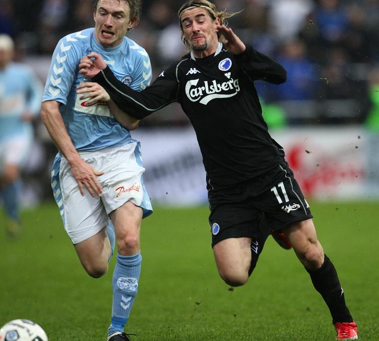 Sønderjyskes Sølvi Ottesen (tv.) kan se frem til en rækkke dueller med Cesar Santin fra FCK, når de to klubber tørner sammen i pokalturneringen. Arkivfoto. 