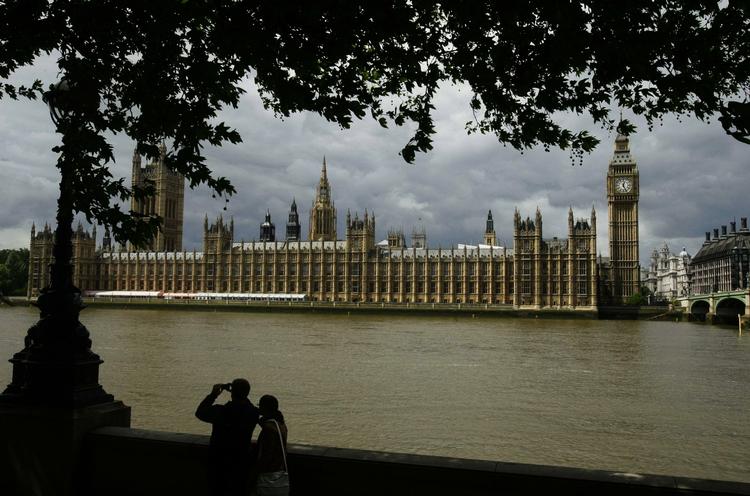 Den britiske avis Daily Telegraph betalte 902.000 kroner for politkeres kvitteringer. Sagen førte til 20 parlamentsmedlemmers afgang og den største skandale i britisk historie i århundreder. 