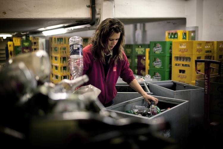 Byrde. I SuperBrugsen er souschef Dorthe Christiansen i gang med at sortere den ildelugtende emballage. 