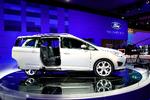 Her er skydedøren i Ford Grand C-Max skubbet til side. Den slags døre giver den bedste adgang til bagsæderne. Foto: Ford 