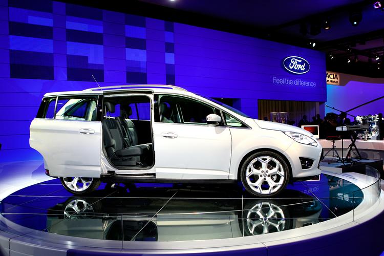 Her er skydedøren i Ford Grand C-Max skubbet til side. Den slags døre giver den bedste adgang til bagsæderne. Foto: Ford 