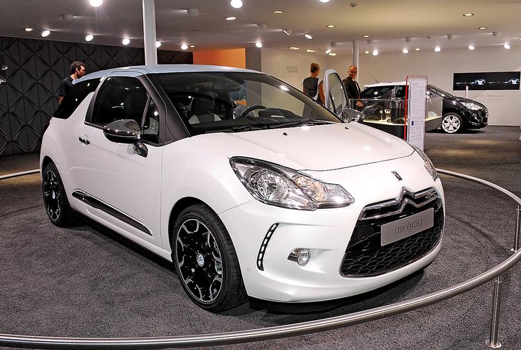 Citroën DS 3 kan fås med alverdens udstyr. F.eks. kan taget fås med en anden farve end resten af bilen. Foto: United Pictures 