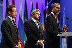 Præsident Obama udtaler sig om den iranske atomkapacitet, flankeret af premierminister Gordon Brown og præsident Nicholas Sarkozy. 