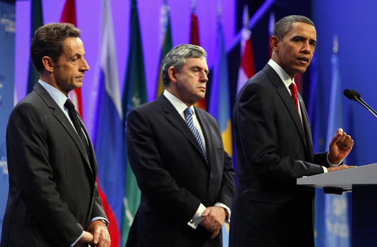 Præsident Obama udtaler sig om den iranske atomkapacitet, flankeret af premierminister Gordon Brown og præsident Nicholas Sarkozy. 