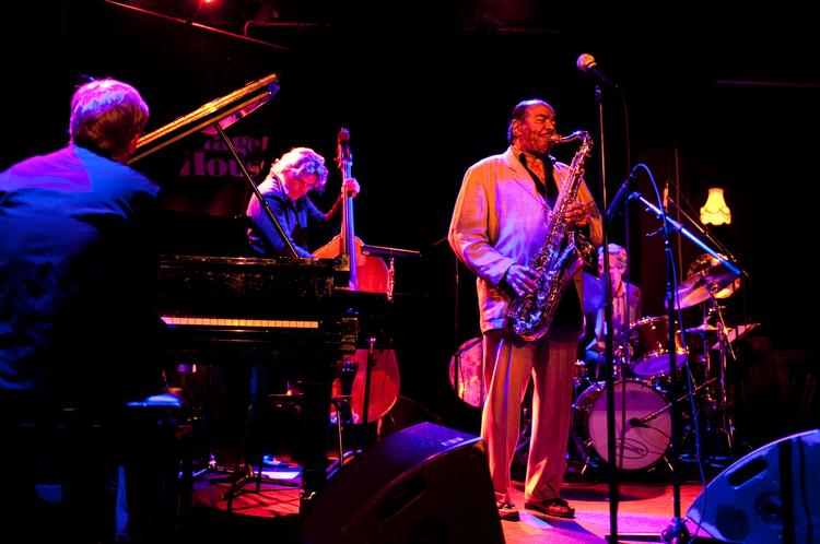 levende. Med adskillige jazzstandards og musik til blandt andet M*A*S*H og The Cosby Shot på samvittigheden er Benny Golson en levende jazzlegende, der i sin lange karriere også har haft fangarmene i r&amp;b og mere populære genrer. Foto: Miriam Dalsgaard 