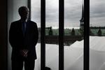 Nnationalbankdirektør Nils Bernstein mener, at politikerne skal holde fingrene væk fra krisen. 