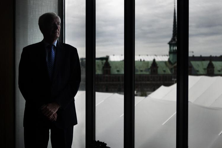 Nnationalbankdirektør Nils Bernstein mener, at politikerne skal holde fingrene væk fra krisen. 