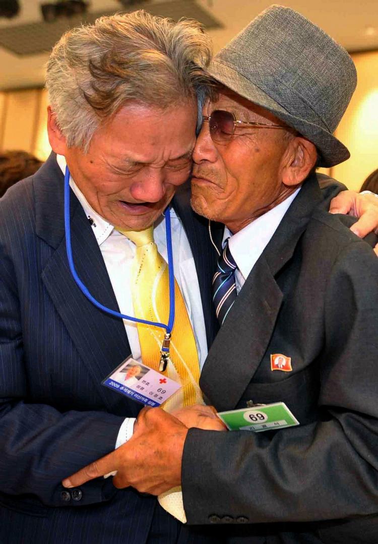 Lee Jung-ho (venstre) fra Sydkorea møder sin bror Lee Kwae Seok, som blev taget som krigsfange i Nordkorea under Koreakrigen. 