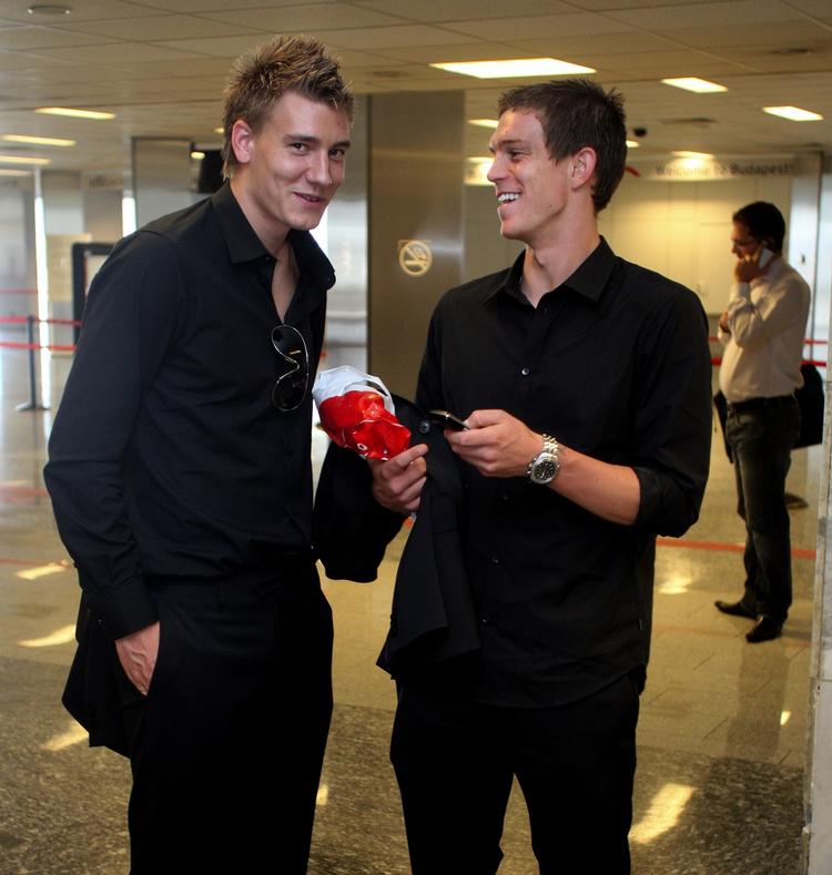 På landsholdet spiller de sammen. Men når Nicklas Bendtner og Daniel Agger snart mødes på banen i Liga Cuppen bliver en af dem slået ud. Arkivfoto. 