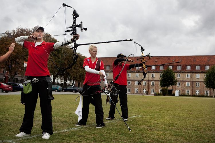 Camilla Søemod, forrest i billedet, har kvalificeret sig til World Cup-finalen i buetypen compound. 