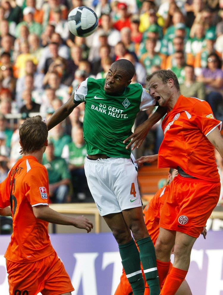 Bremens Naldo når højest i en hovedstødsduel mod Bo Svensson fra Mainz. 