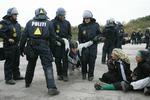 De anholdte aktivister vil blive kørt væk, så de ikke kan fortsætte deres demonstration. 