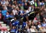 Chelsea's Didier Drogba i nærkamp med Wigan Athletics Hendry Thomas. 