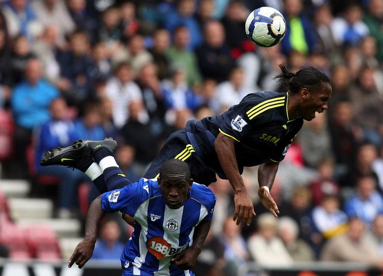 Chelsea's Didier Drogba i nærkamp med Wigan Athletics Hendry Thomas. 