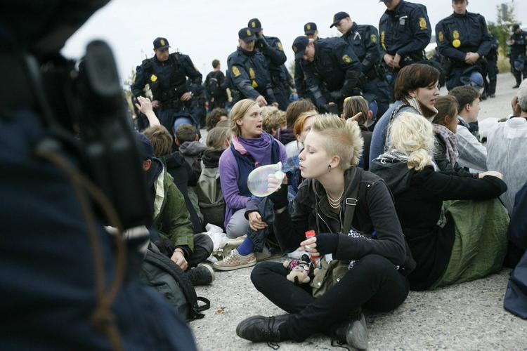 En stor del af deltagerne i demonstrationerne er anholdt af politiet. Resten har bevæget sig væk fra Amagerværket. 